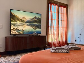 4 bedrooms, desk, iron/ironing board, free WiFi - LA Pool & Rooftop Estate – Valley Views – Sleeps 10 – Universal 10 min (Los Angeles)