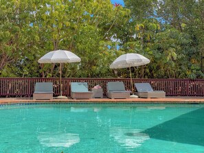 Outdoor pool - LA Pool & Rooftop Estate – Valley Views – Sleeps 10 – Universal 10 min (Los Angeles)