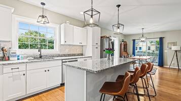 Een microgolfoven, een oven, een kookplaat, een vaatwasser