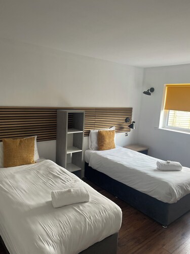 30mins Dublin Airport, 6 guests, beautiful lodge with a professional tour guide.