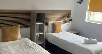 30mins Dublin Airport, 6 guests, beautiful lodge with a professional tour guide.