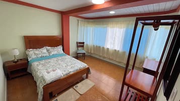 Tabla de planchar con plancha, wifi, ropa de cama