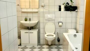 Asciugacapelli, asciugamani, sapone, carta igienica
