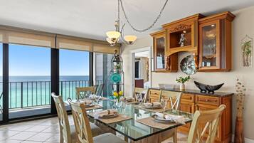 Condo, várias camas, sacada, vista para o oceano (Watercrest 1103) | Opções para refeição