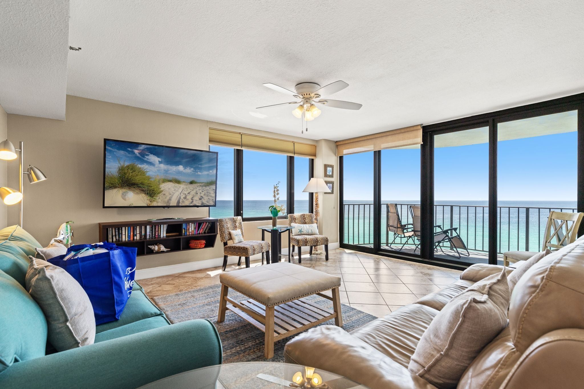 Condo, várias camas, sacada, vista para o oceano (Watercrest 1103) | Área de estar | TV de tela plana 55 polegadas com canais digitais