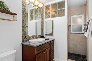 Shower, towels, soap, toilet paper - Traveler's Deam Home - SDSU - Hot Tub - Pool Table (San Diego)