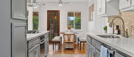 Micro-ondes, four, plaque de cuisson, lave-vaisselle