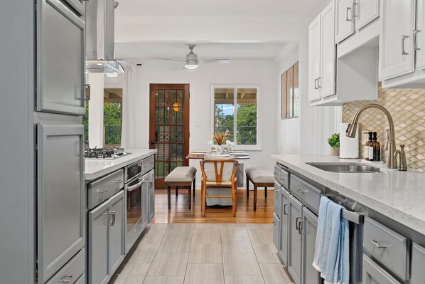 電子レンジ、オーブン、コンロ、食器洗い機