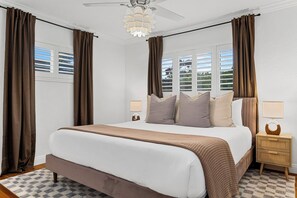 4 bedrooms, iron/ironing board, Internet, bed sheets - Traveler's Deam Home - SDSU - Hot Tub - Pool Table (San Diego)