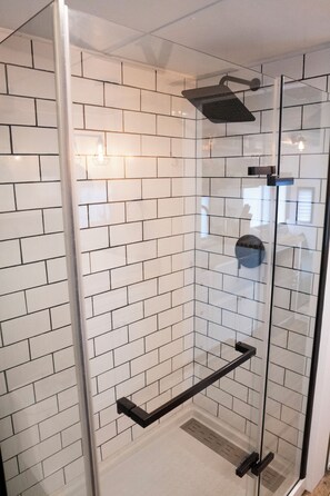 Dusche, Handtücher, Seife, Toilettenpapier