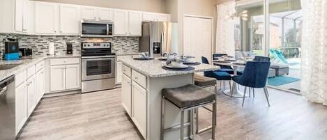 Réfrigérateur, four à micro-ondes, un four, surface de cuisson