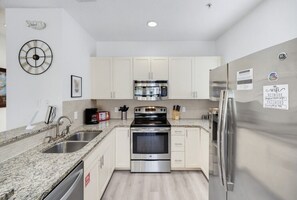 Coffee/tea maker, fridge, microwave, oven - 4BR Themed Home W/Resort Pool Near Disney (Kissimmee)