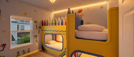 4 chambres, bureau, fer et planche à repasser, lit de bébé portatif