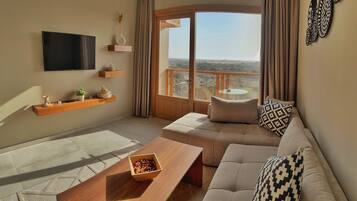 Deluxe Apartment, Balcony, Sea View | Egyptian cotton sheets, premium bedding, memory foam beds, minibar