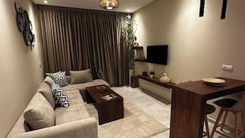 Appartement Deluxe, balcon, vue partielle sur la mer | Draps en coton égyptien, literie de qualité supérieure