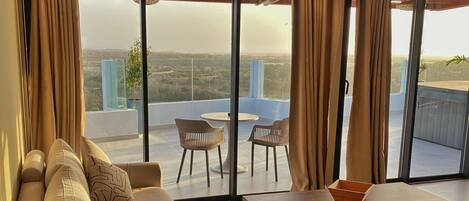 Penthouse Luxe, balcon, vue mer | Draps en coton égyptien, literie de qualité supérieure