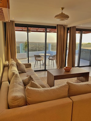 Penthouse de lujo, balcón, vista al mar | Sábanas de algodón egipcio y ropa de cama de alta calidad