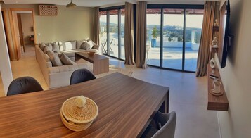 Luxury Penthouse, Balcony, Sea View | Egyptian cotton sheets, premium bedding, memory foam beds, minibar