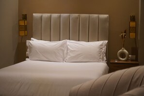 Quarto casal luxo, sacada, vista para o mar | Ferros/tábuas de passar roupa, Wi-Fi de cortesia