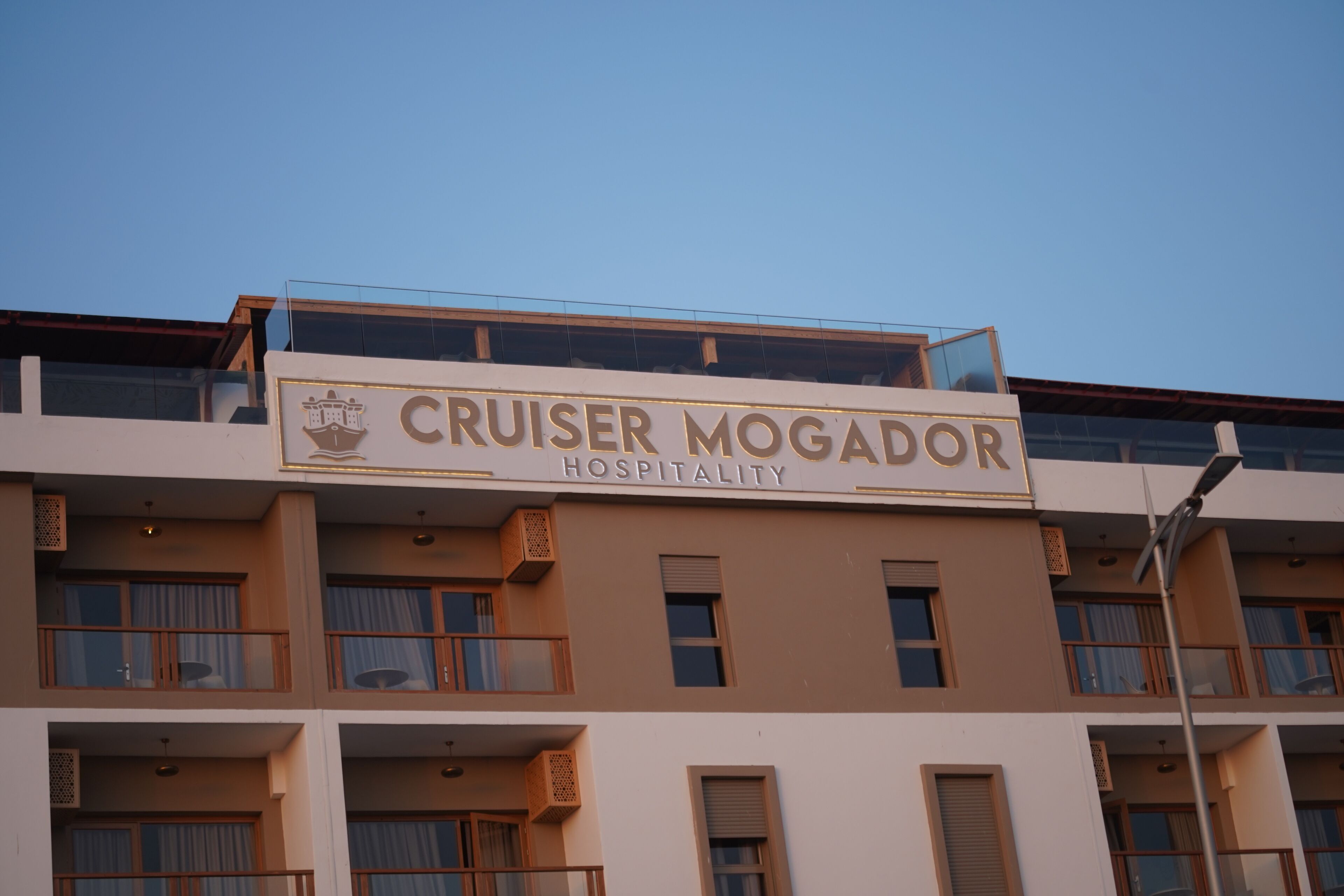 Un edificio con un letrero que dice "Cruiser Mogador Hospitality".