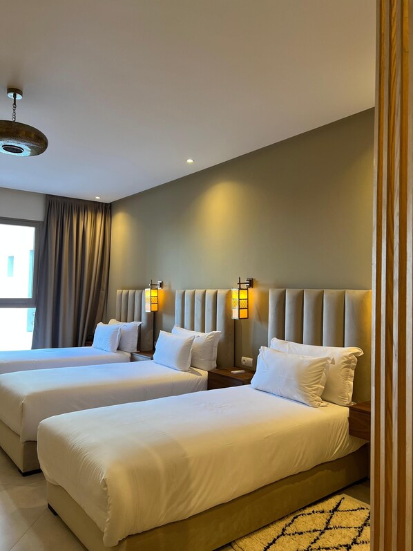 Habitación triple Deluxe | Sábanas de algodón egipcio y ropa de cama de alta calidad 