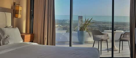 Penthouse Mewah, balkon, pemandangan laut | Seprai katun Mesir, seprai premium, busa memori, dan minibar