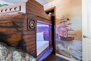 8 bedrooms, desk, iron/ironing board, travel cot