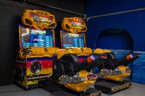 Spielautomaten für Arcade-Rennspiele mit Lenkrädern und Rennsitzen.