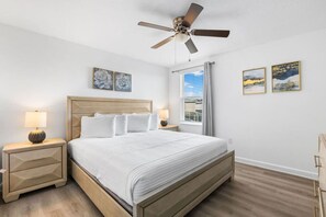 9 Schlafzimmer, Schreibtisch, Bügeleisen/Bügelbrett, Reisekinderbett