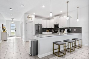 Fridge, microwave, oven, stovetop - Coco`s Castle Escape 9BR PV POOL (Kissimmee)