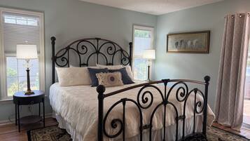 3 bedrooms, iron/ironing board, internet, bed sheets