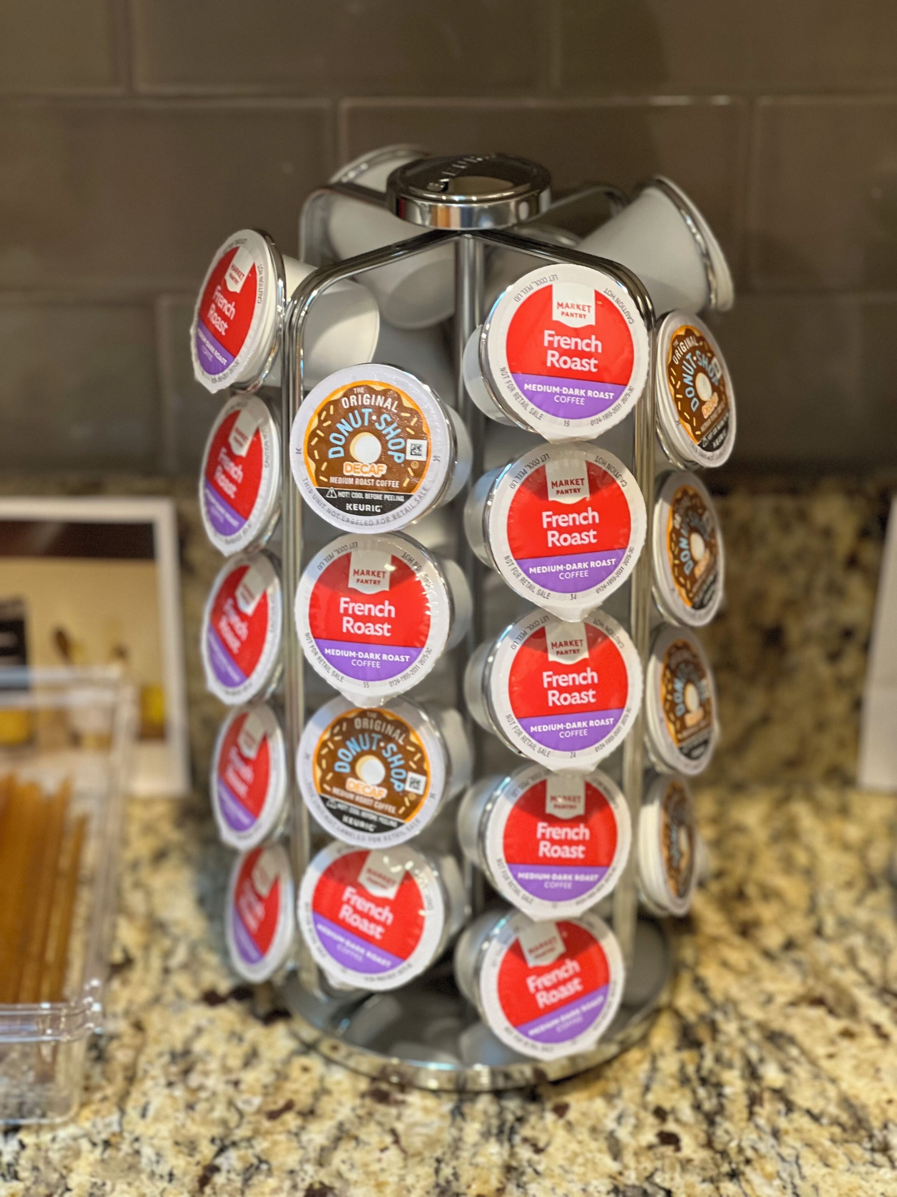 Un dispensador de café con varios cápsulas de café tostado francés.
