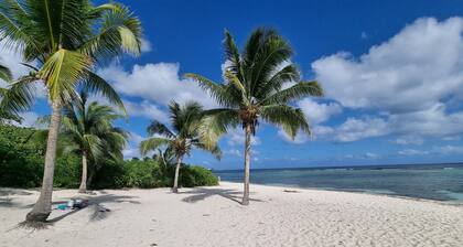 Cozy studio in Beach Bay, Grand Cayman. Comfort, Charm, and convenience!