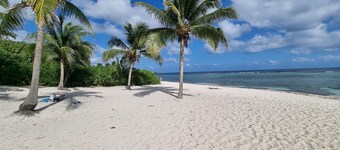 Cozy 1-bedroom apartment in Beach Bay, Bodden Town, Grand Cayman.