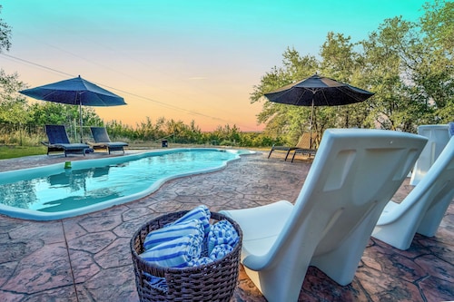 Hilltop Oasis w/Pool, Hot Tub, Hill Country Views