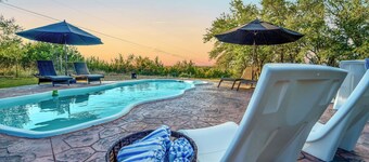 Hilltop Oasis w/Pool, Hot Tub, Hill Country Views