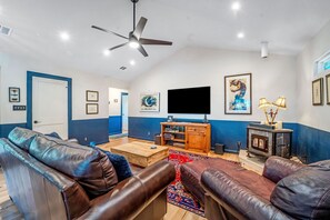 TV, ping pong, books, stereo - Hilltop Oasis w/Pool, Hot Tub, Fire Pit + Views (Dripping Springs)