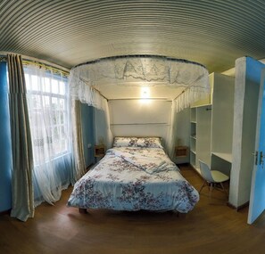 4 bedrooms, iron/ironing board, WiFi, bed sheets