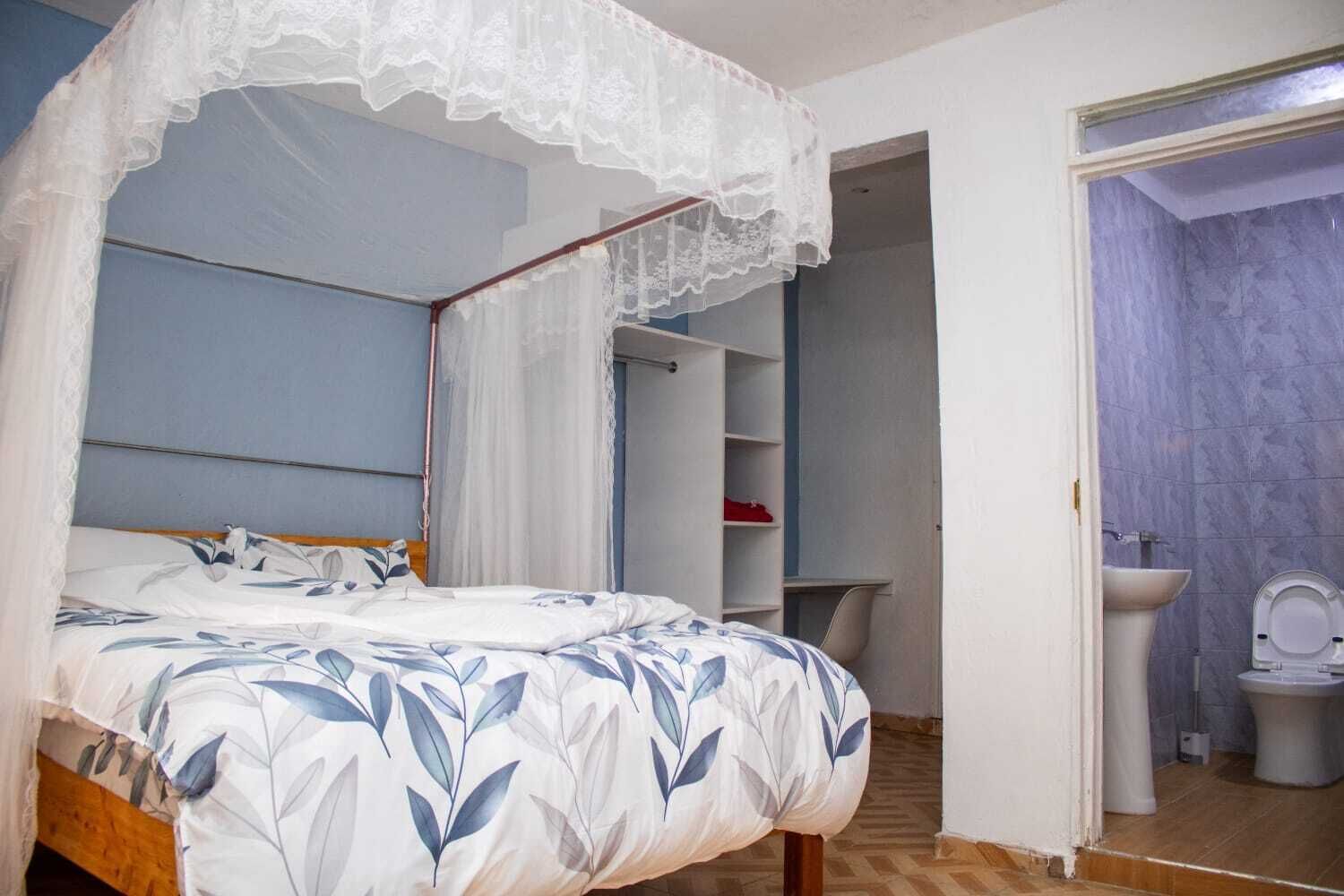 4 habitaciones, tabla de planchar con plancha, wifi y ropa de cama 