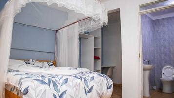 4 bedrooms, iron/ironing board, WiFi, bed sheets