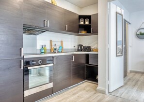 Refrigerador, microondas, horno, placa de cocina