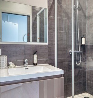 Douche, articles de toilette gratuits, sèche-cheveux