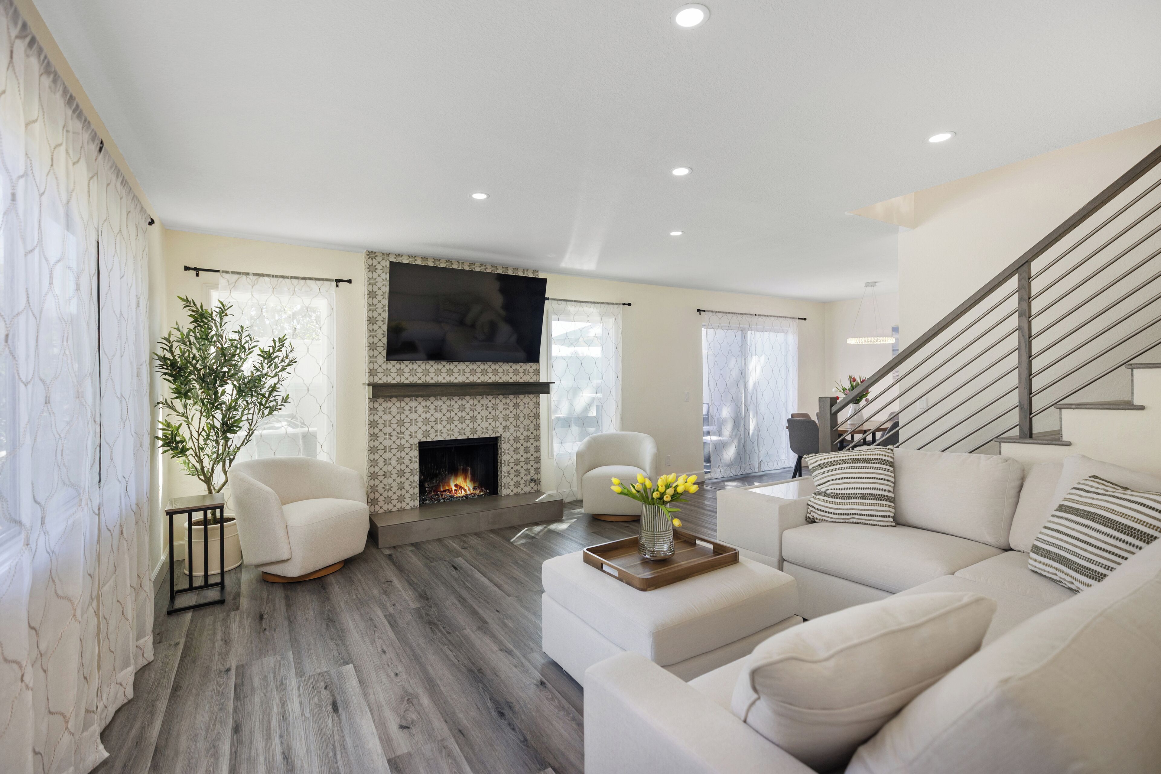 Smart-TV, Kamin, Bücher