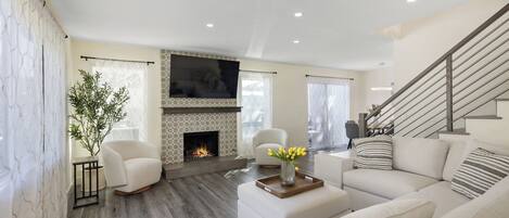 スマートテレビ、暖炉、書庫