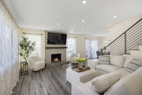 Smart TV, chimenea, libros