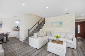 Smart TV, chimenea, libros