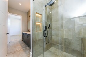 Secadora de cabello, toallas, jabón, papel de baño 