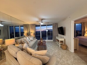 Smart TV -  LUXURIOUS Condo in Destin #1 Beachfront Resort VIEWS like a dream Walk to Beach (Destin)