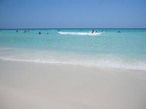 Sun loungers, beach towels - Steps to Beach. Destin #1 Beachfront Resort Lux SPECTACULAR VIEWS Excellent Stay (Destin)