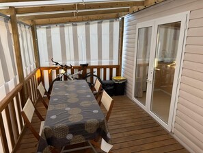 Outdoor dining - Mobil-Home new 2 kms St Gilles Croix de Vie Le Fenouiller 4 pers 2 bedrooms (Le Fenouiller)